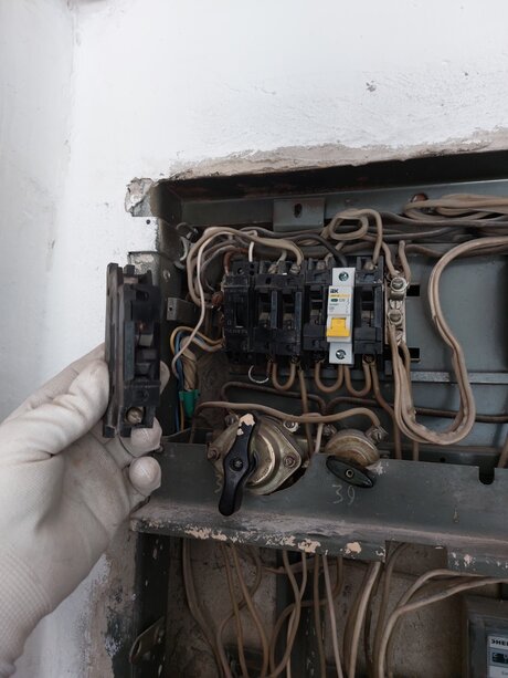 Замена автоматического выключателя С16, Новосибирск (ул. Гурьевская) Фото 3